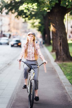 Genç model sokakta stand ve ekmek bisiklet ile tutun