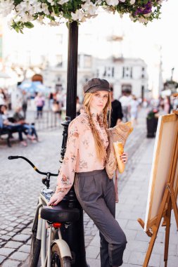 Genç model sokakta stand ve ekmek bisiklet ile tutun