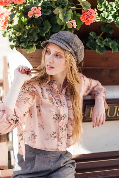 Genç model sokakta stand ve ekmek tutun 