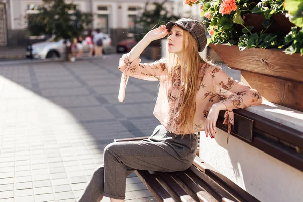 Genç model sokakta stand ve ekmek tutun 