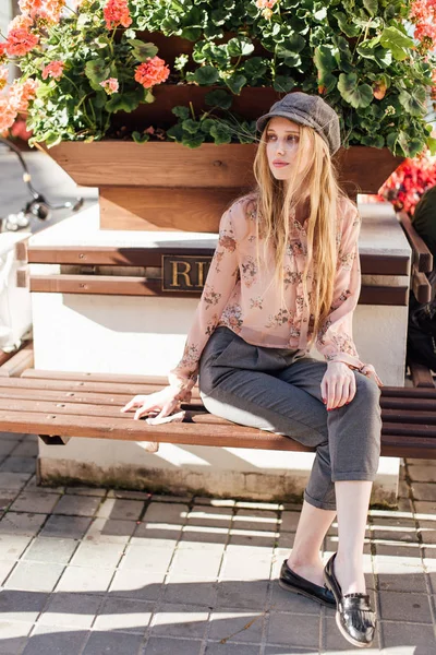 Genç model sokakta stand ve ekmek tutun 