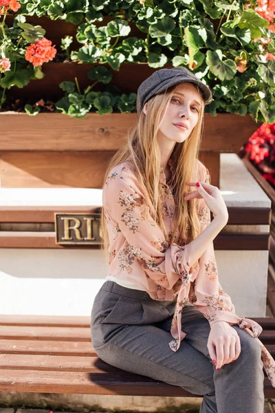 Genç model sokakta stand ve ekmek tutun 