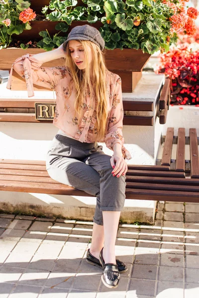 Genç model sokakta stand ve ekmek tutun 