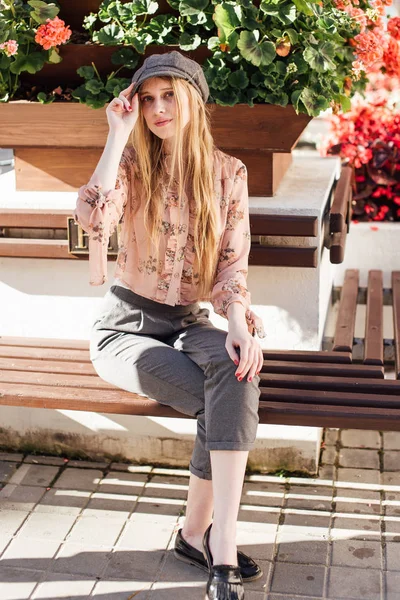 Genç model sokakta stand ve ekmek tutun 