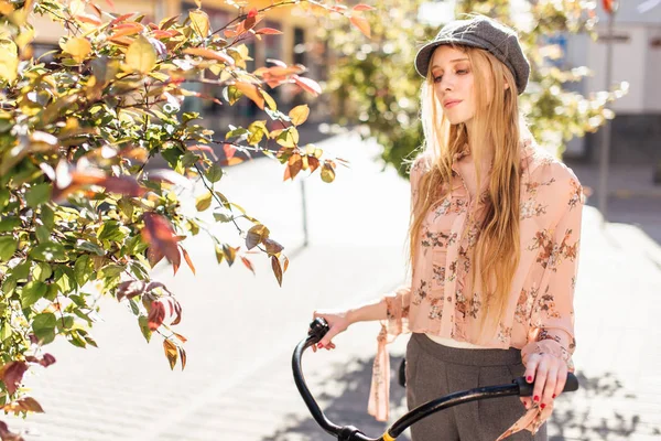 Genç model sokakta stand ve ekmek bisiklet ile tutun