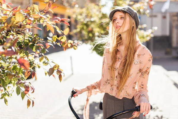 Genç model sokakta stand ve ekmek bisiklet ile tutun