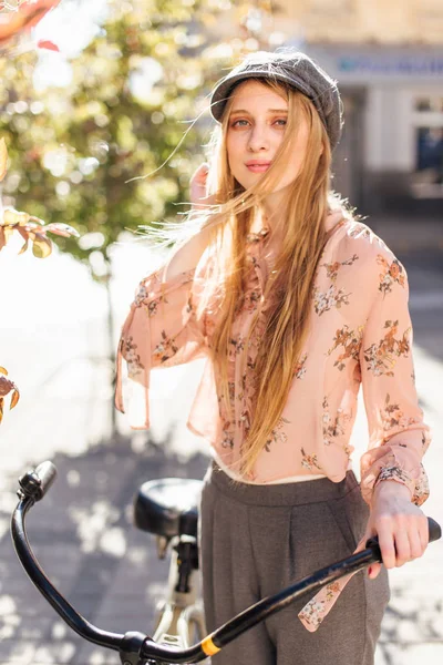 Genç model sokakta stand ve ekmek bisiklet ile tutun