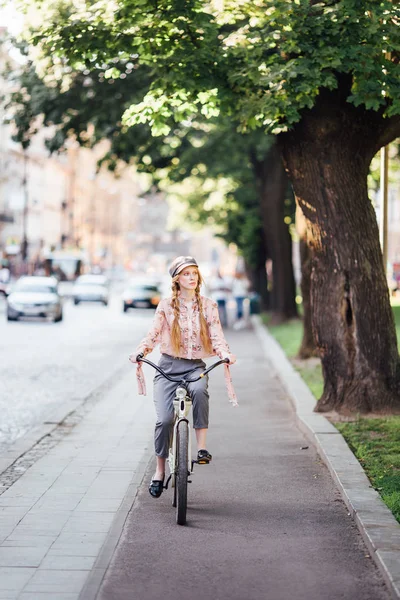 Young model stand on the street and hold bread with bike — Stock Photo, Image