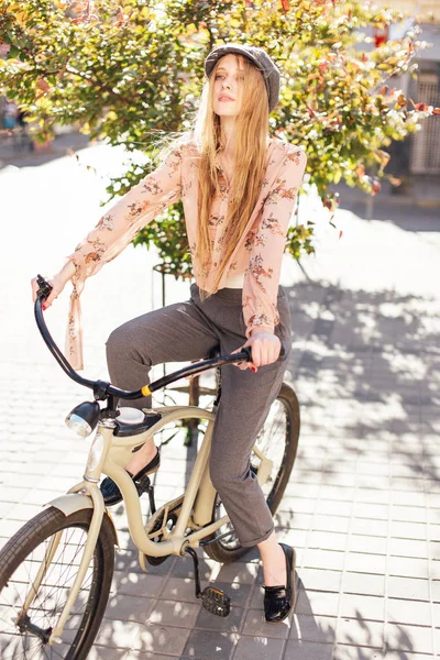 Genç model sokakta stand ve ekmek bisiklet ile tutun