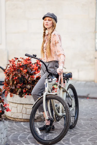 Giovane modello stare in strada e tenere il pane con la bicicletta — Foto Stock