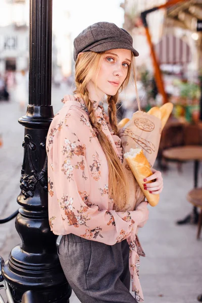 Genç model sokakta stand ve ekmek bisiklet ile tutun