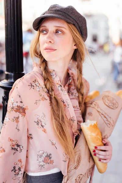 Genç model sokakta stand ve ekmek bisiklet ile tutun