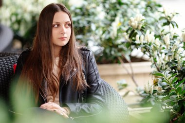 Genç güzel kız kameraya bak ve gülümse, arka plan bulanıklık