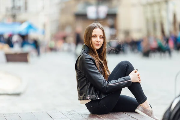 Ung vacker flicka titta på kameran och leende, oskärpa bakgrund — Stockfoto