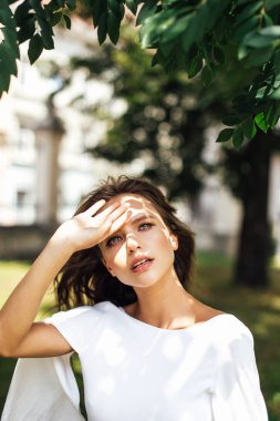 Çıplak sırt ile sokakta genç kız yürüyüş