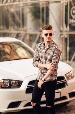 Araba arka plan ile sokaktaki adam yürüyüş