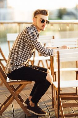 Tablo ve içki viski şık adam otur