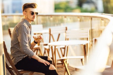 Tablo ve içki viski şık adam otur