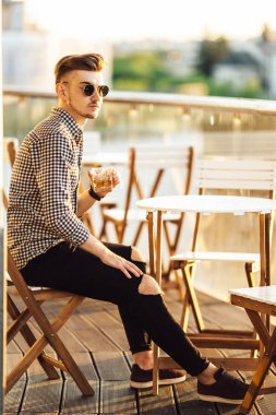 Tablo ve içki viski şık adam otur