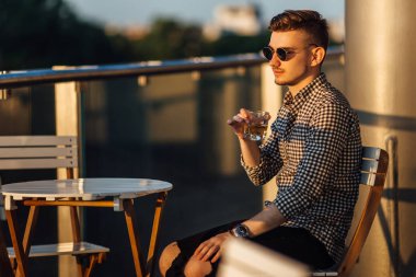 Tablo ve içki viski şık adam otur