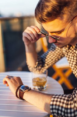 Tablo ve içki viski şık adam otur