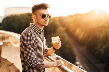 Tablo ve içki viski şık adam otur