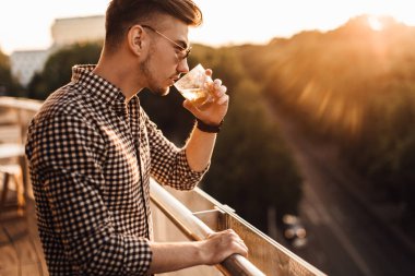 Tablo ve içki viski şık adam otur