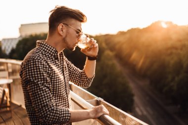 Tablo ve içki viski şık adam otur