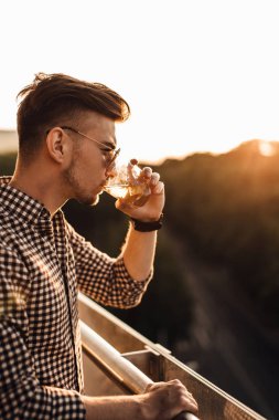 Tablo ve içki viski şık adam otur