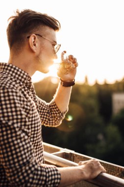 Tablo ve içki viski şık adam otur