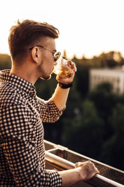 Tablo ve içki viski şık adam otur