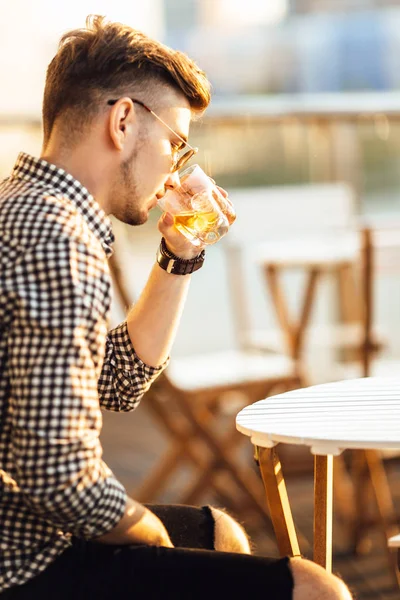 Tablo ve içki viski şık adam otur