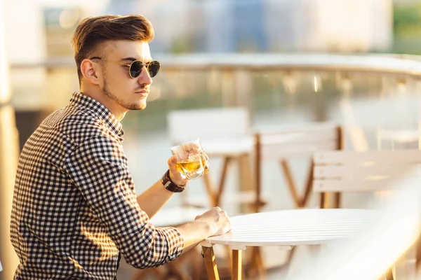 Tablo ve içki viski şık adam otur