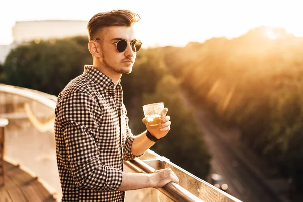 Tablo ve içki viski şık adam otur