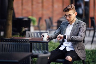 Sandalyede oturan ve onun gözetiminde izlerken bir adam