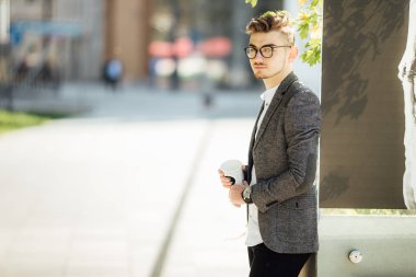 Görüntü arka plan ile sokakta yürüyen genç adam