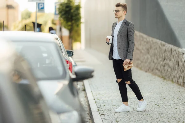 Görüntü arka plan ile sokakta yürüyen genç adam