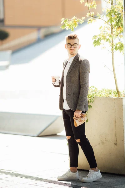 Görüntü arka plan ile sokakta yürüyen genç adam