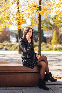 Genç kız kıza konuşma telefonda park arka plan