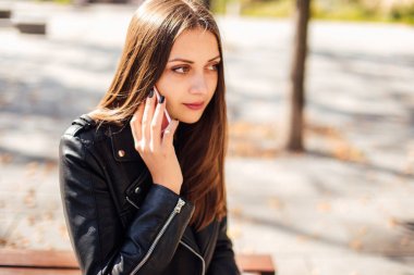 Genç kız kıza konuşma telefonda park arka plan