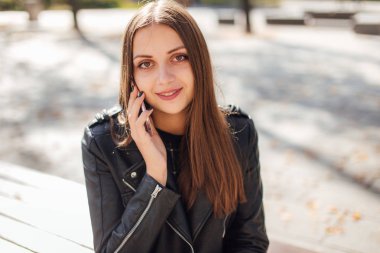 Genç kız kıza konuşma telefonda park arka plan