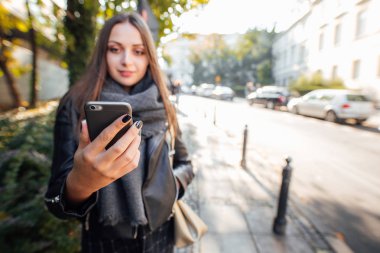 Genç kız kıza konuşma telefonda park arka plan