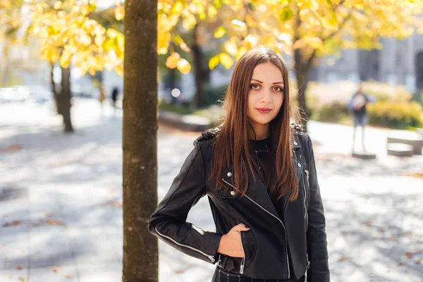 Ungt mode flicka promenad på gatan — Stockfoto