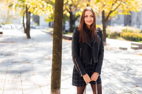 Jeune fille de la mode marcher dans la rue — Photo