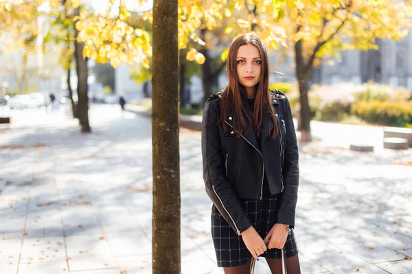 Chica de la moda joven caminar en la calle — Foto de Stock