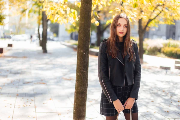 Chica de la moda joven caminar en la calle — Foto de Stock