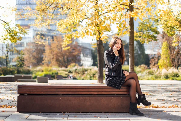 Genç kız kıza konuşma telefonda park arka plan