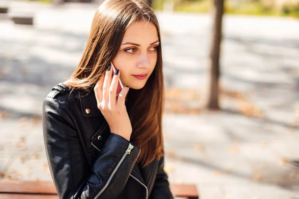 Genç kız kıza konuşma telefonda park arka plan