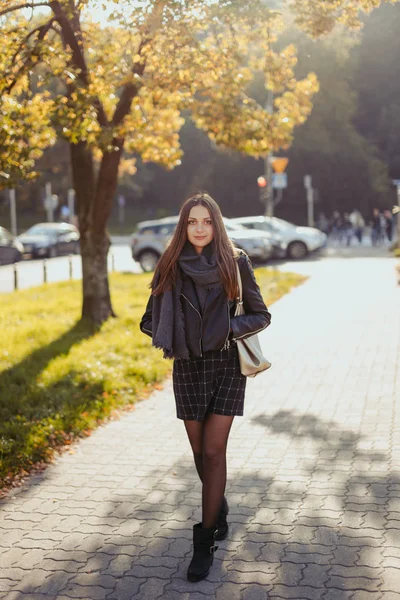 Jonge mode meisje lopen op straat — Stockfoto