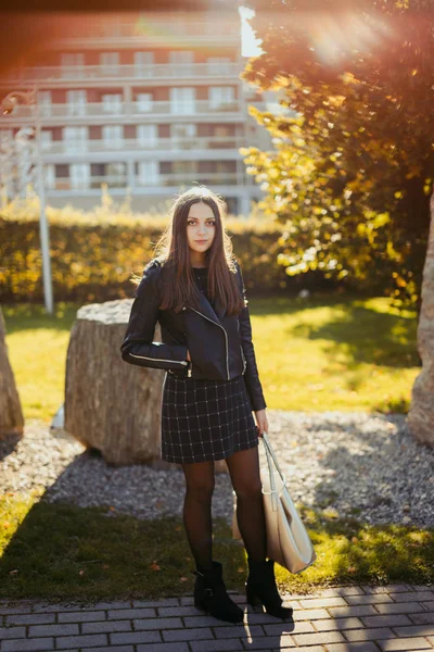 Jonge mode meisje lopen op straat — Stockfoto